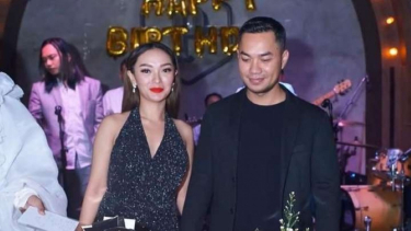 Zaskia Gotik bersama suaminya Sirajuddin Mahmud