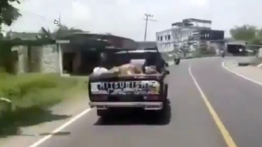 Mobil pikap ugal-ugalan