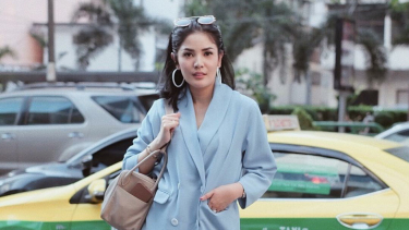 Nindy Ayunda saat berpose di depan taksi di Bangkok
