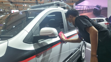 Tukang lap mobil di IIMS