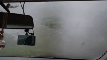 Menghilangkan embun di kaca mobil