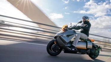 Ilustrasi Memanaskan Mesin Motor