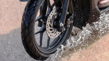 Tekanan Ban Motor saat Hujan