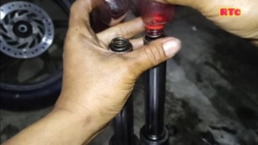 Pengisian oli shock