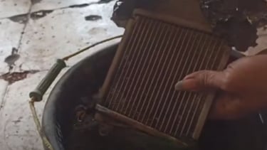 Cek kebocoran radiator motor