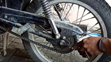 Cara menyetel rantai motor