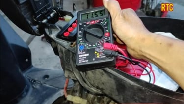 cek aki dan lampu motor