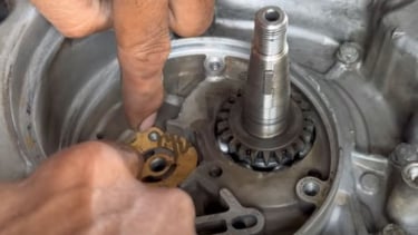 Pasang Pompa Oli Motor