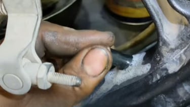 Ganti Pentil Motor Karet
