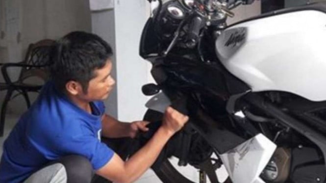 Pemasangan cutting sticker pada motor