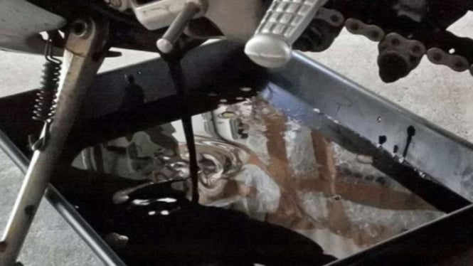 Proses ganti oli pada sepeda motor