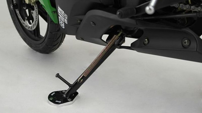 Memarkir motor dengan standar samping.