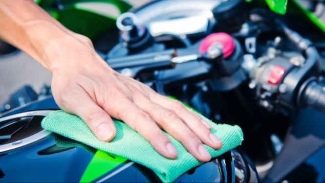 Ilustrasi mencuci motor.