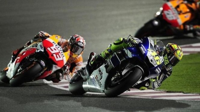 Valentino Rossi (depan) beradu dengan Marc Marquez