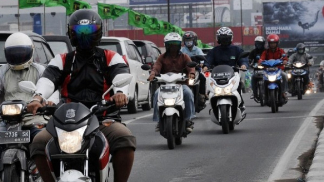 Pengendara sepeda motor.
