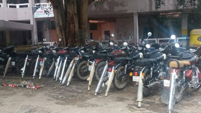 Polisi India merazia knalpot bising