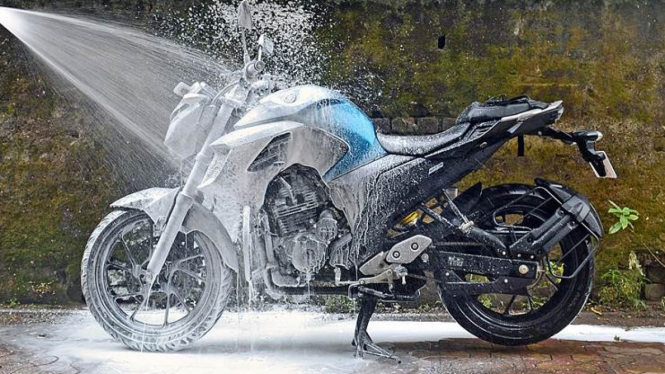 Ilustrasi mencuci motor.