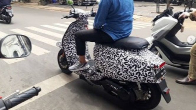 Skutik Lambretta yang kepergok di jalan raya.
