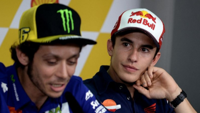 Pembalap MotoGP, Valentino Rossi (kiri) dan Marc Marquez (kanan).
