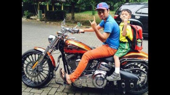Denny Cagur bersama moge kesayangan.