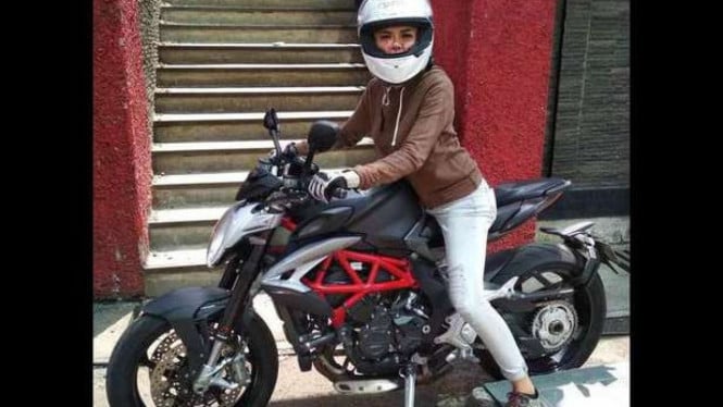 Nikita Mirzani bersama moge kesayangan.