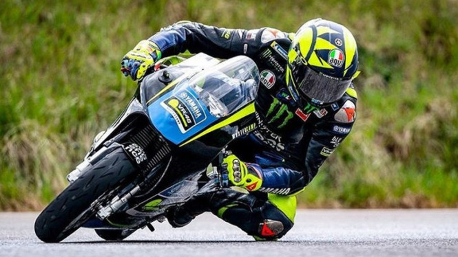 Rossi latihan dengan motor mungil.