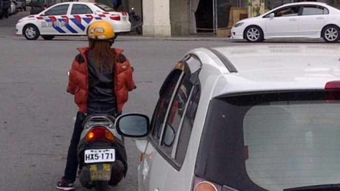 Emak-emak pakai motor