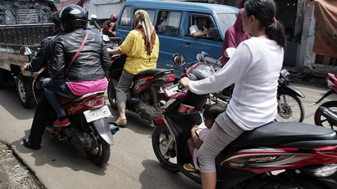 Emak-emak naik motor.