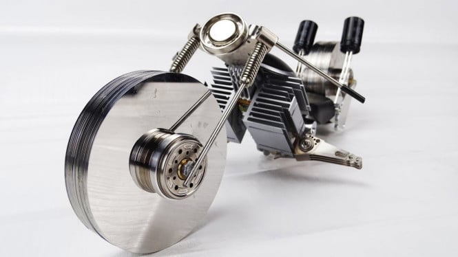 Miniatur motor dari komponen komputer bekas.