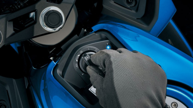 Kunci keyless pada sepeda motor.