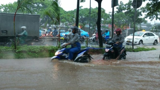 Motor terobos banjir.
