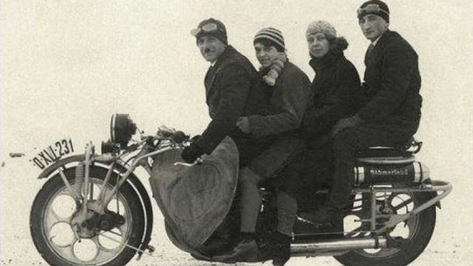 Motor pertama yang gunakan pelek racing.