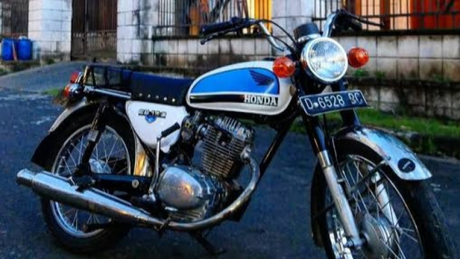 Honda CB 100 di Film Dilan