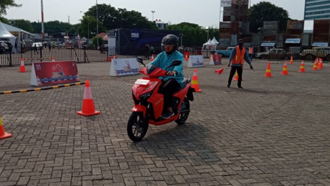 Pengunjung melakukan pengetesan Gesits di IIMS 2019.