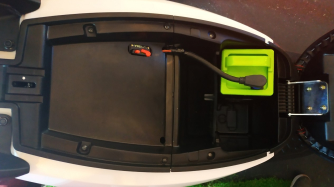 Tempat penyimpanan baterai di motor Gesits