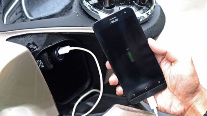 Motor dengan fitur power outlet.