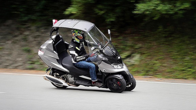 Motor roda tiga Adiva.