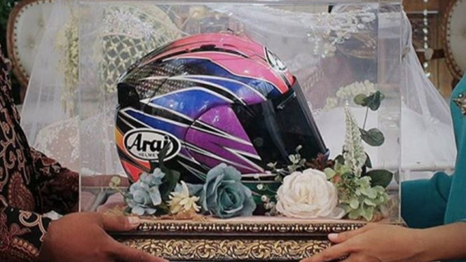 Seserahan berupa helm bermotif langka.