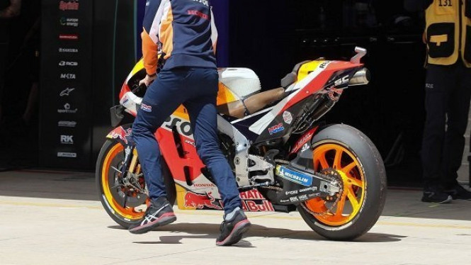 Motor Lorenzo yang mengalami copot rantai.