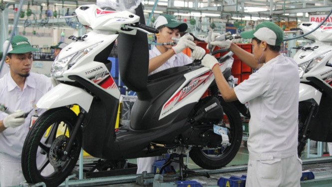 Pabrik Honda tengah merakit skutik Beat.