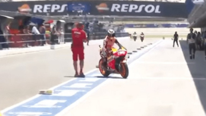 Lorenzo hampir salah masuk pit lane Ducati.