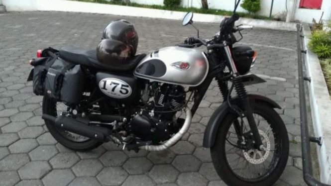 Kawasaki W175.