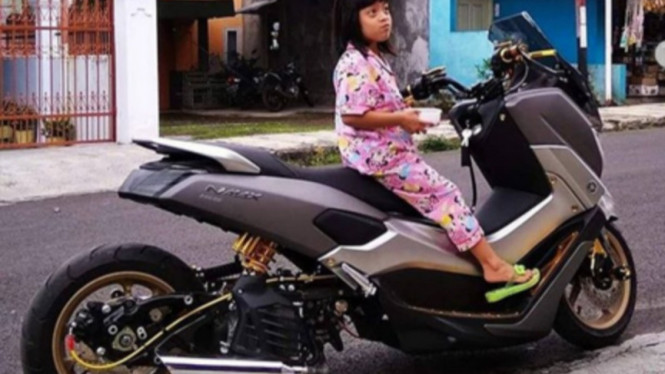 Yamaha NMax low rider.