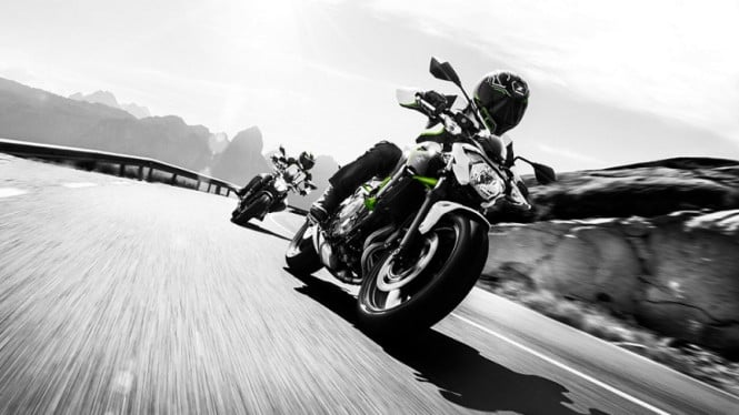 Ilustrasi naik motor.