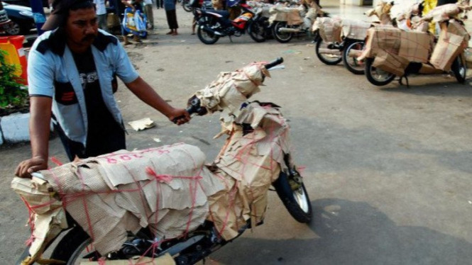 Pengiriman motor lewat jasa ekspedisi.