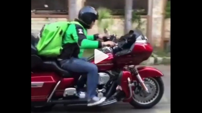 Heboh driver Gojek pakai Harley-Davidson.