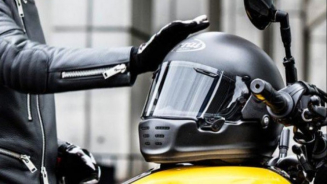 Helm Arai Rapade Neo.