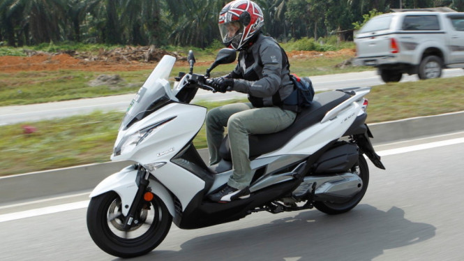 Skutik Kawasaki J300.