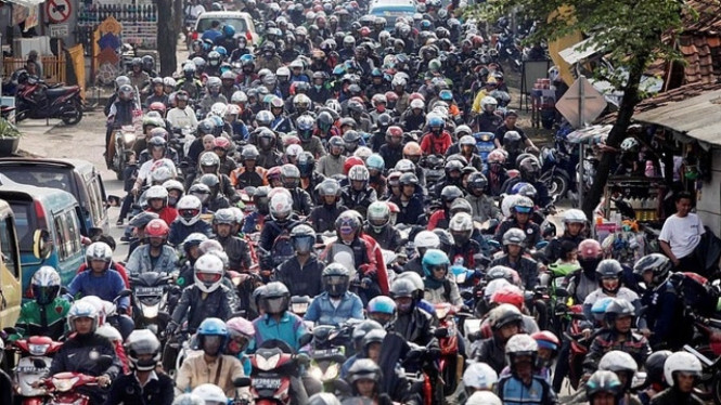 Pemotor di jalanan Jakarta.