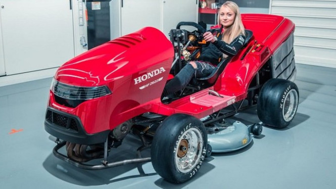 Jess Hawkin dengan mesin rumput Honda